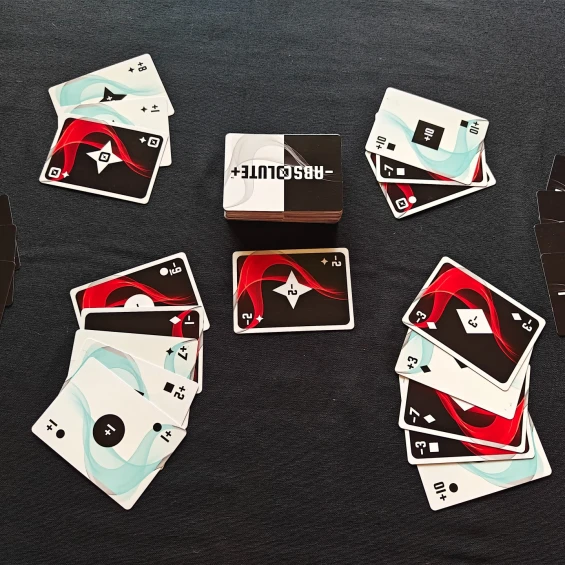 Example of a 2-player game in progress. You need to play 3 sets and discard your last card to start the end of a round.